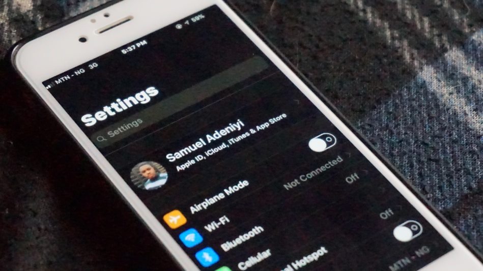 activate dark mode theme on iPhone and iPad running iOS 11